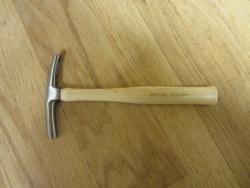 MAGNETIC TACK HAMMER / wood handle MAGNETIC TACK HAMMER / wood handle